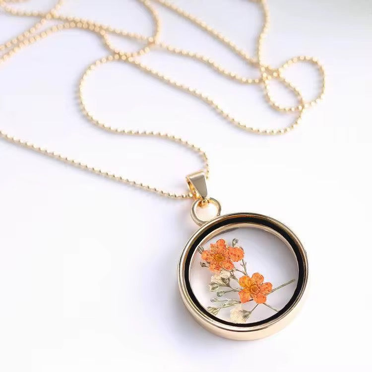 Collezione “Eternal Bloom” – Collane con Fiori Reali Incapsulati